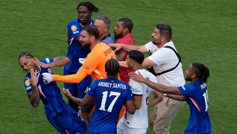 Futbol Finalinde Şok: Teknik Direktörden Oyuncuya Yumruk Atıldı!