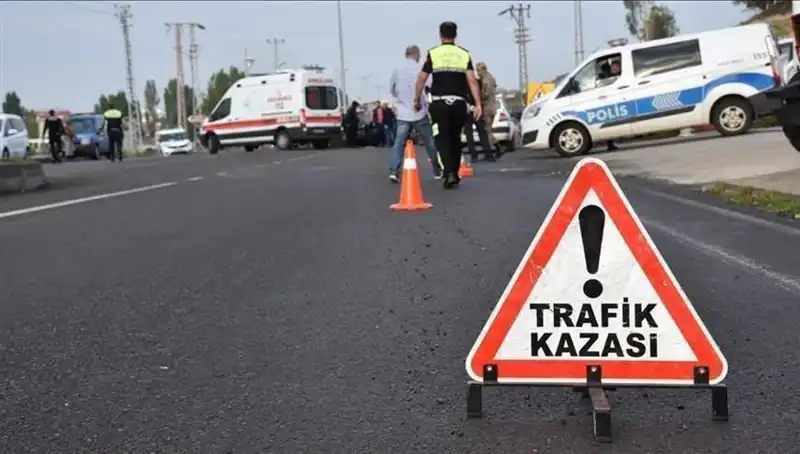 Antalya'da Otomobil Kazası: Kanala Devrilen Araçta İki Yaralı