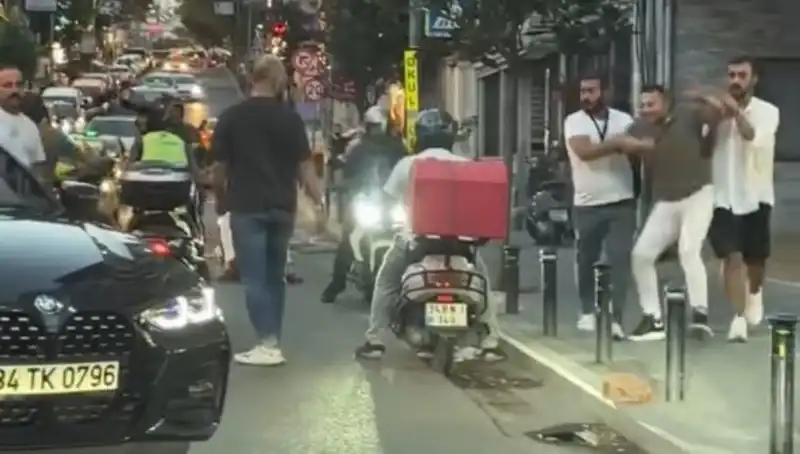 Nişantaşı’nda Yol Verme Kavgası: Sopayla Kadın Üzerine Yürüdü!
