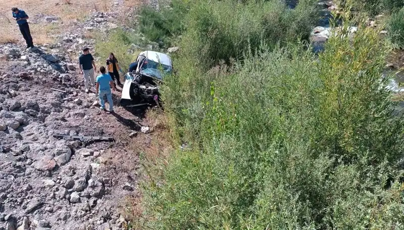 Sivas'ta Korkunç Kaza: Otomobil Dere Yatağına Uçtu, İki Kişi Hayatını Kaybetti