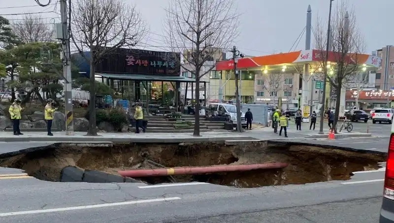 Güney Kore'de Motosikleti Yutan Dev Çukur: Bir Kayıp, Bir Yaralı