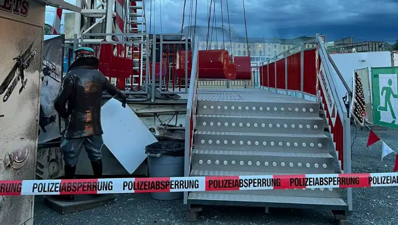 Dönen Salıncak Reklam Direklerine Çarparak Facianın Eşiğinden Döndü