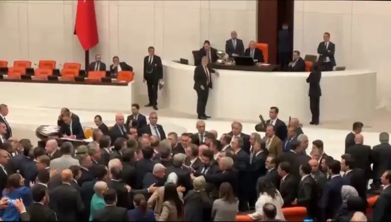 Mecliste Kavga: Emekli İkramiyesi Tartışmasında Gergin Anlar!