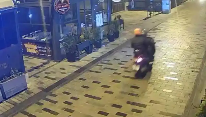 Gece Kulübünde Şok Edici Haraç Saldırısı: Silahlar Konuştu