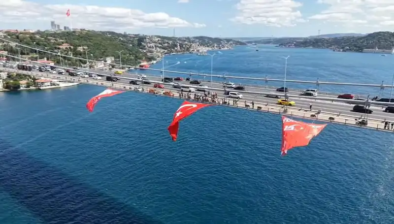 Dev Türk Bayrağıyla Köprüde Görsel Şölen