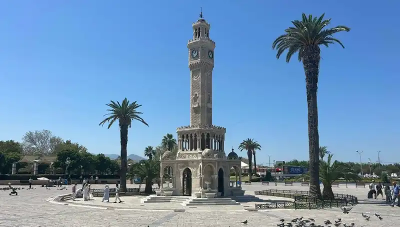 İzmir’de Sıcaklar Rekor Seviyeye Ulaştı, Meydanlar Çöl Gibi!