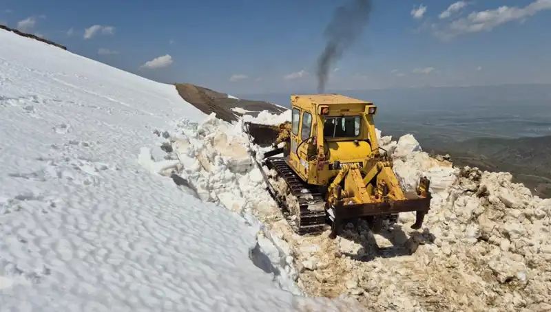 Nisan Ayında Rekor Kar: 2 Metreyi Aşan Karda Yol Açma Mücadelesi