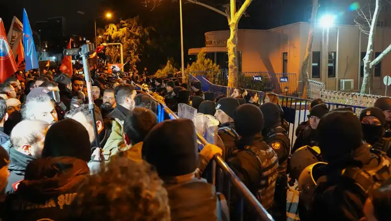 Ekrem İmamoğlu Protestolarında Gerilim: 16 Polis Yaralı, 53 Gözaltı!