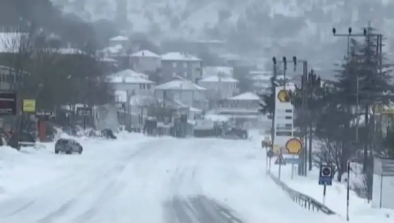 Sertavul Geçidi'nde Kar ve Tipi Hayatı Durdurdu: Ulaşım Kesildi!