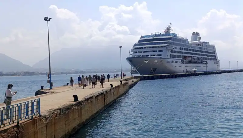 Alanya'da ABD'li Turistlerin Kruvaziyerle Eğlenceli Durağı: Tatil Cenneti ile Tanışma