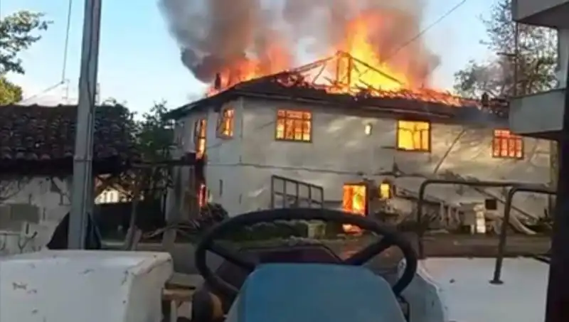 İki Katlı Evde Çıkan Yangın, Komşuları Korkuttu: Olayın Ayrıntıları