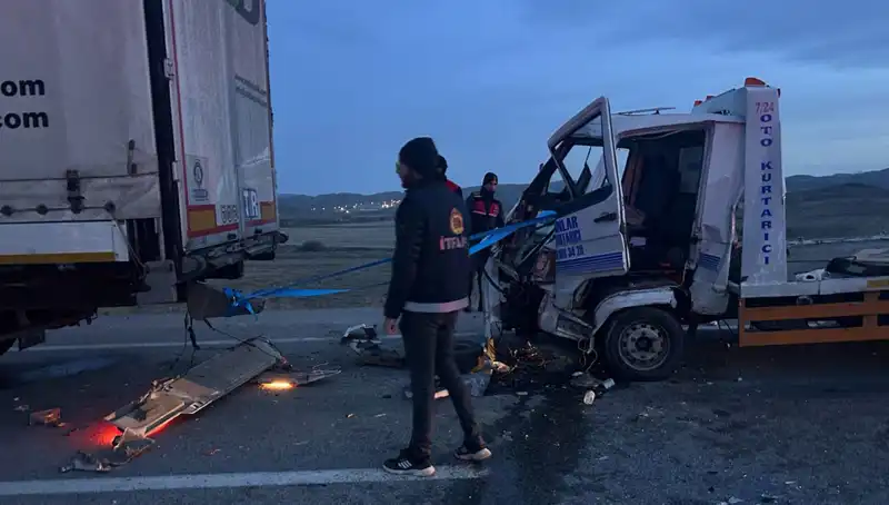 Kazaya Yardım İçin Duran Şoföre Arkadan Çekici Çarptı: Dört Yaralı