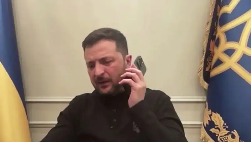 Zelenski'nin Basın Toplantısında Macron'un Sürpriz Telefonu Olay Oldu!