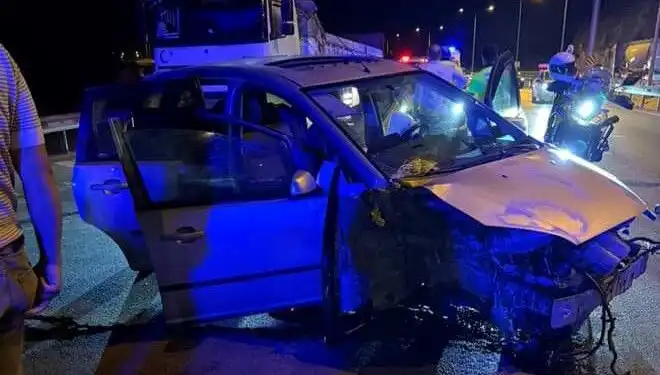 Acı Kaza: Otomobil Bariyere Çarparak Bir Can Aldı, Üç Kişi Yaralandı