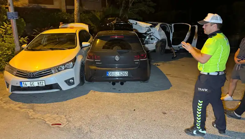 Alkollü Sürücü Sokağı Savaş Alanına Çevirdi: Üç Araç Kaza Yaptı