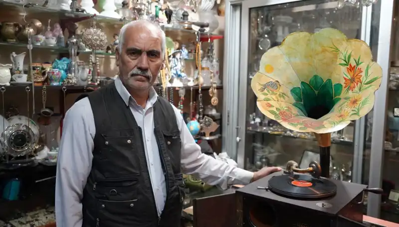 Antikacılığın Ustası: 44 Yıldır Tarihi Gramofonlarla Yaşayan Bir Sanatçı