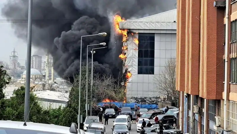 Başakşehir'de Korkutan Yangın: Sanayi Sitesi Alev Alev Yandı!