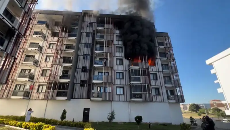 Çanakkale’de Geceyi Alevler İçinde Geçiren İki Aileyi Saran Korku