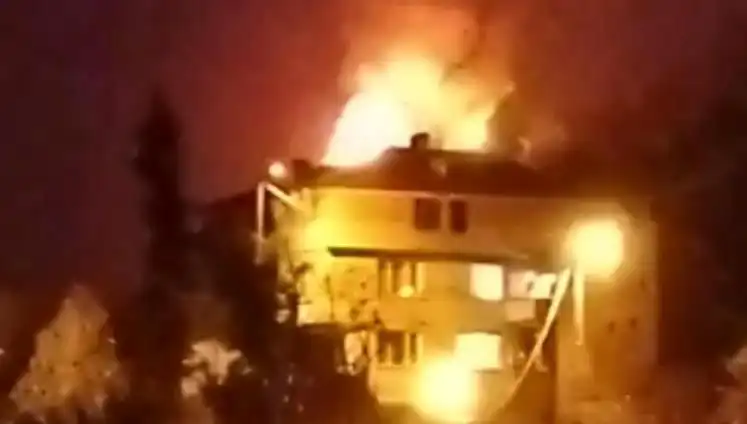 Saman Dolu Çatıda Korkunç Yangın: Mahalleli Yardıma Koştu!