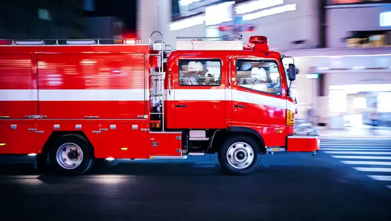 Tokyo'daki Bina Yangınında İki Yaralı, Yangının Sebebi Araştırılıyor